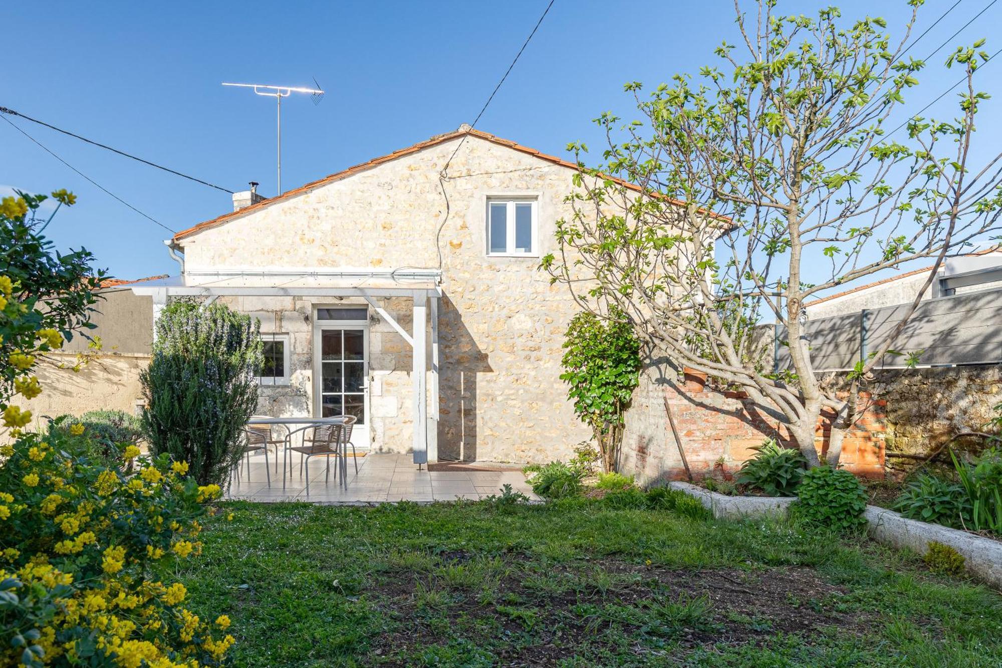 Belle Maison De Ville l'Isle-d'Espagnac ภายนอก รูปภาพ